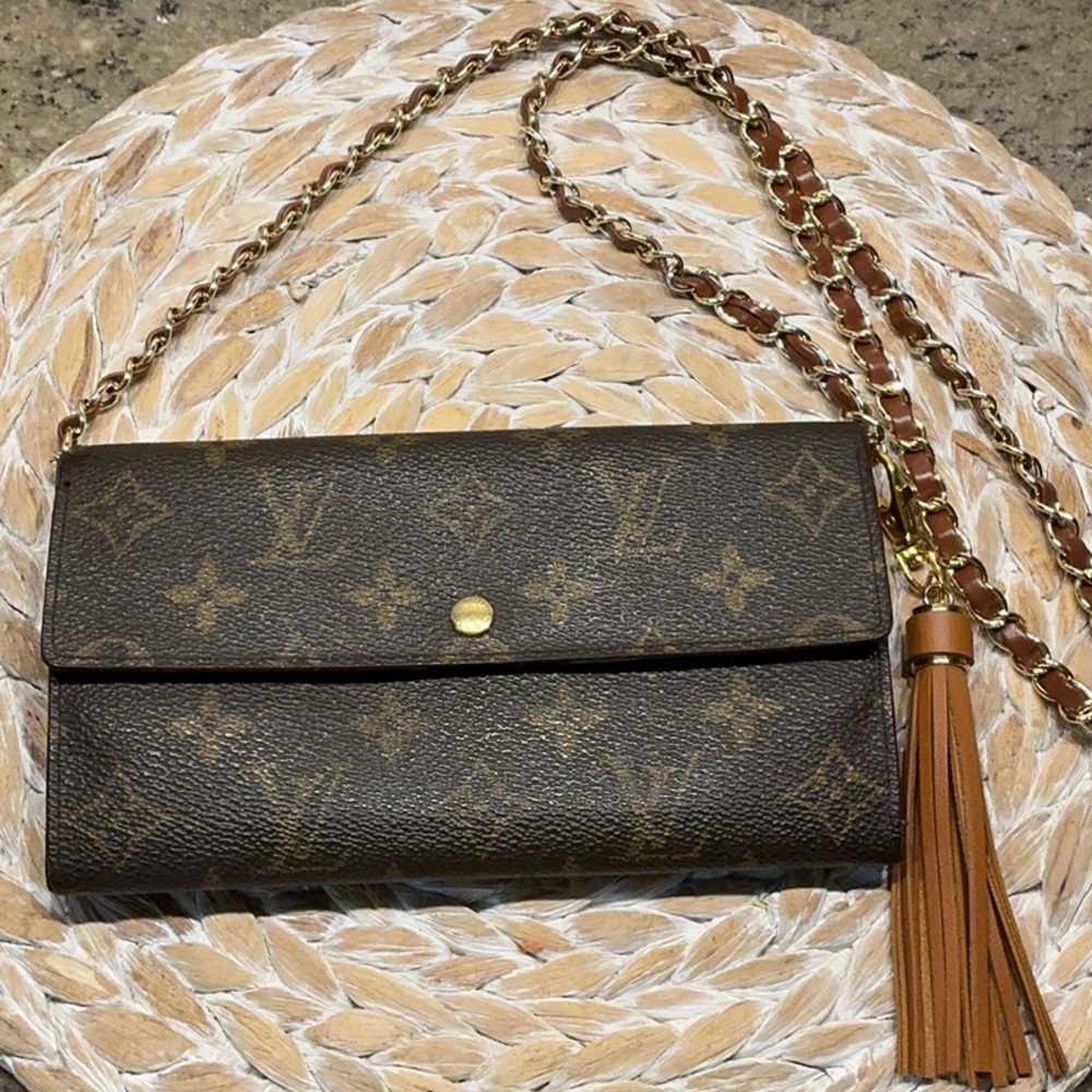 LOUIS VUITTON Authentic Monogram Clutch w/Unbranded Chain Strap & Dust Bag